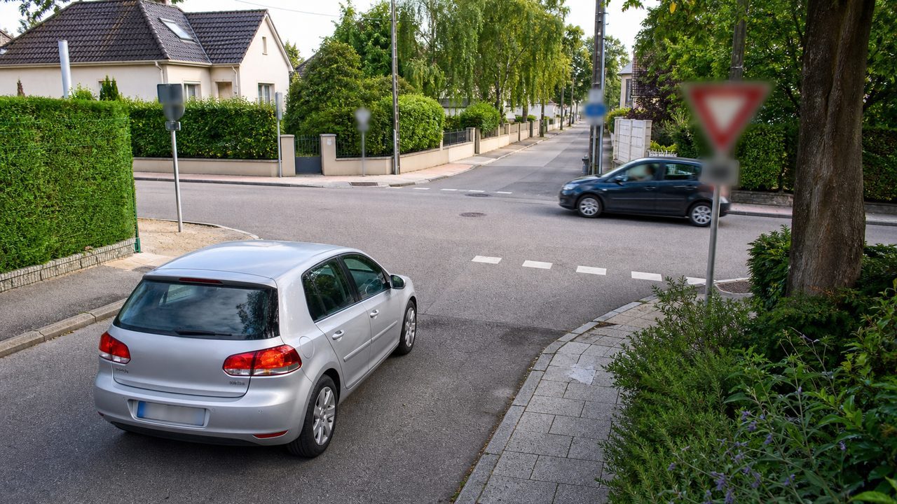 Code de la route priorité à droite : règles simples et exemples