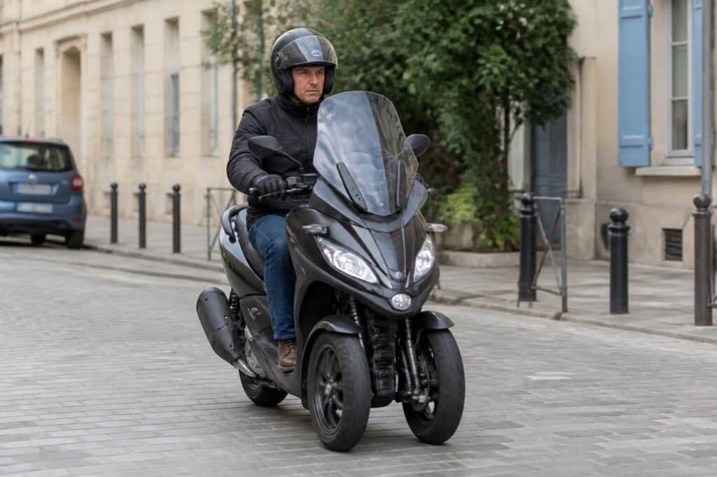 Permis pour scooter 3 roues : conditions, formation et cas particuliers