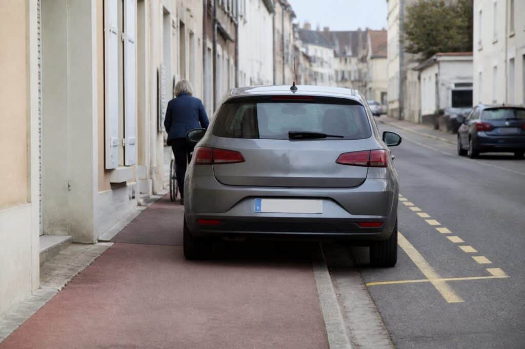 Stationnement à cheval sur trottoir code de la route : 7 règles à connaître