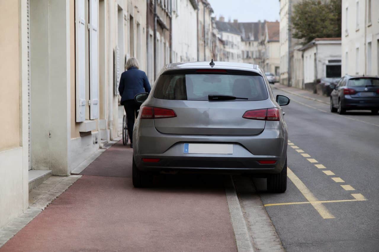 Stationnement à cheval sur trottoir code de la route : 7 règles à connaître